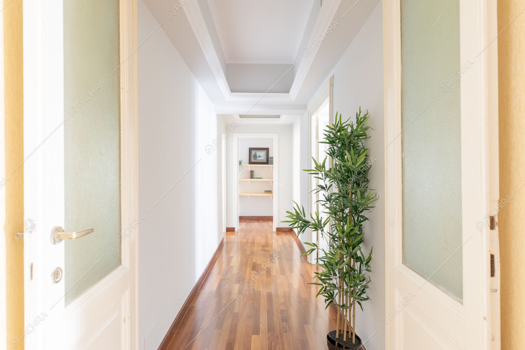 Corridoio dell'appartamento Crescione, location in stile contemporaneo a Roma