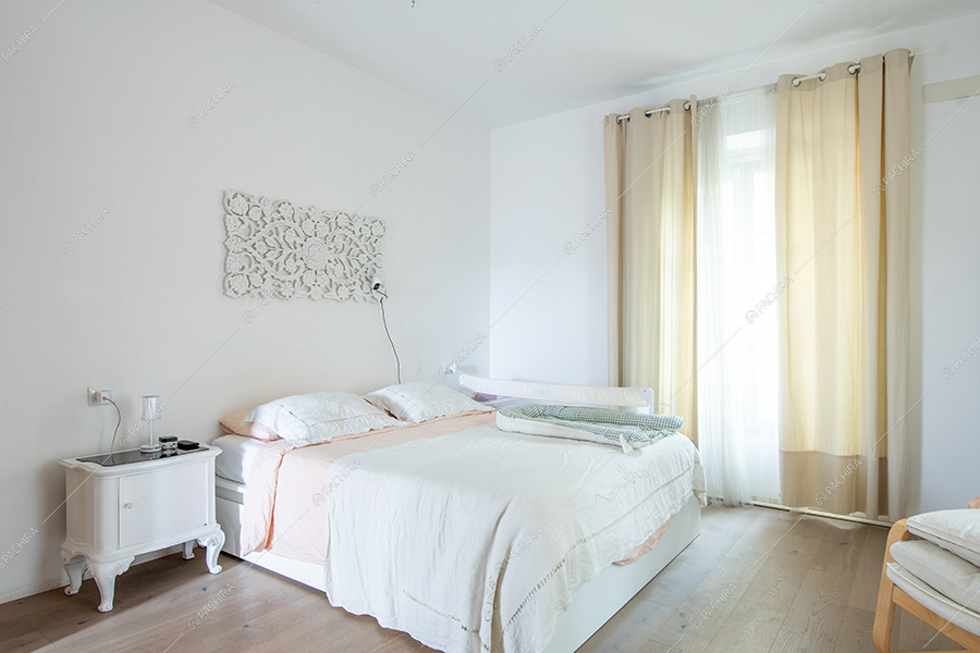Camera da letto della villa Dioptasio, location in stile moderno a Monza