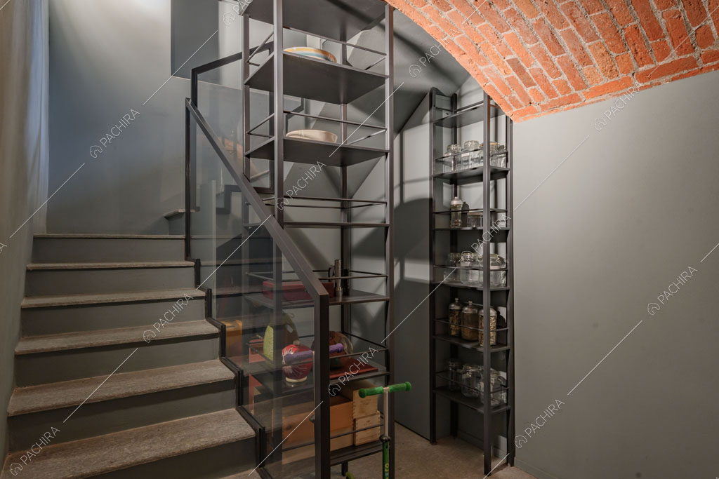 Soffitto con mattoncini rossi a vista nella villa Kharan, location in stile contemporaneo a Milano