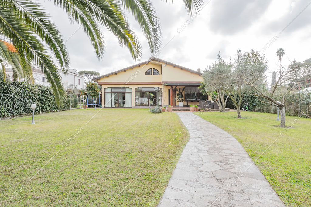 Vialetto nel giardino della villa Cren, location in stile moderno a Roma