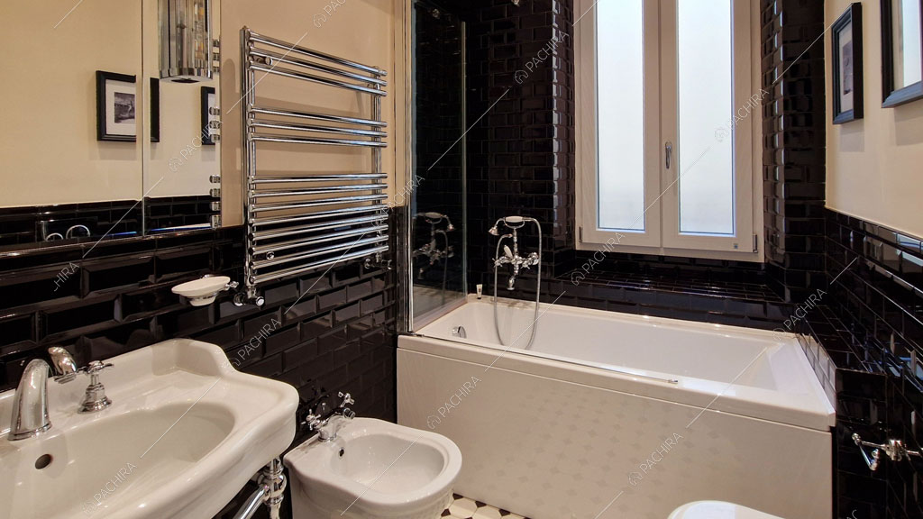 Bagno con pareti in mattoncini neri dell'appartamento Barents, location in stile contemporaneo a Roma