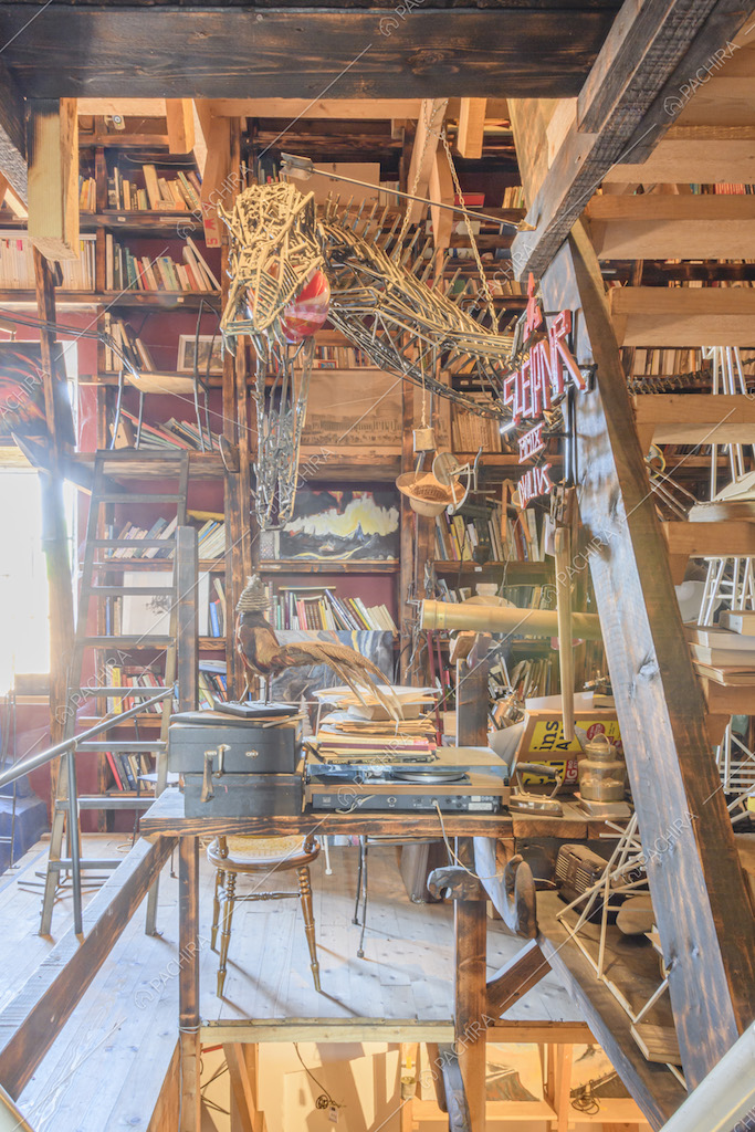 Dettaglio delle scaffalature in legno
