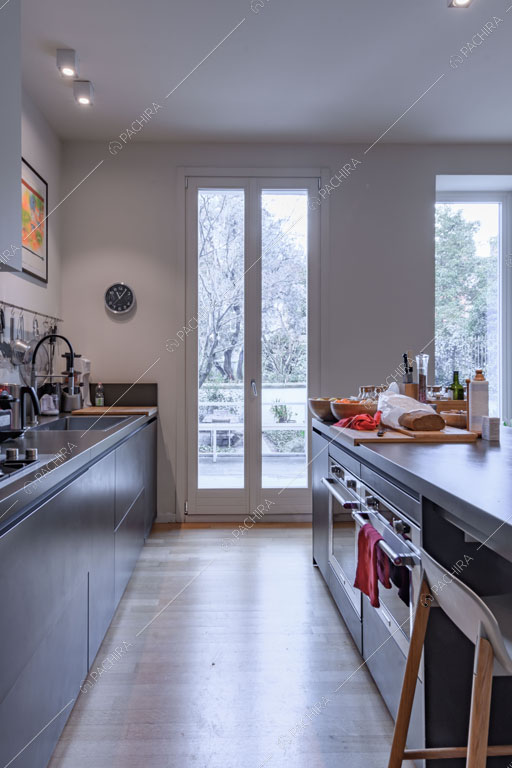 Vetrate nella cucina della villa Kharan, location in stile contemporaneo a Milano