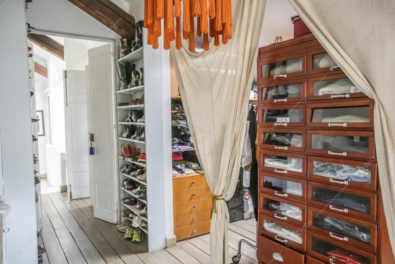 Mobile in legno con cassettini trasparenti e scaffale con scarpe