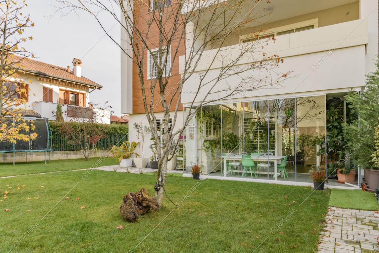 Giardino della location e veranda che funge da sala da pranzo