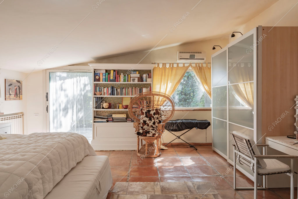 Pavimento in cotto nella camera della location Aliseo, villa in stile contemporaneo a Roma