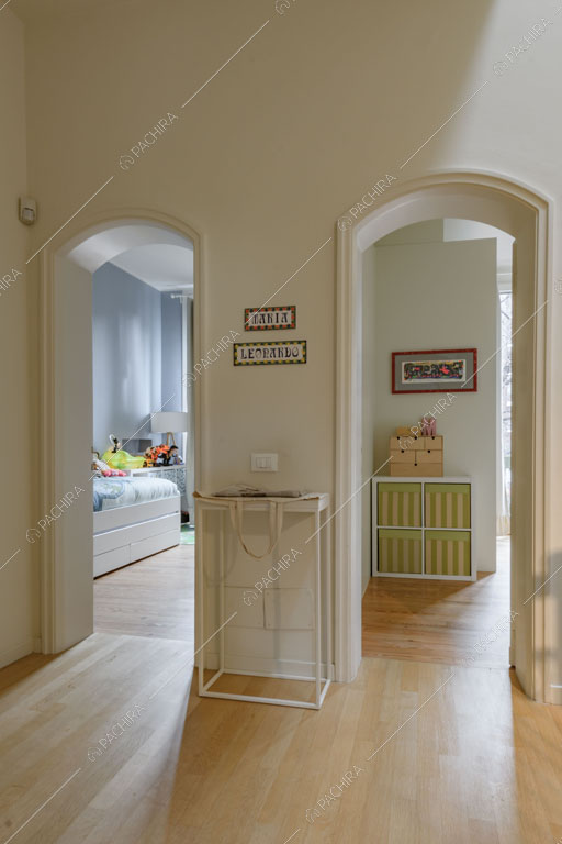 Pavimento in parquet nell'atrio della villa Kharan, location in stile contemporaneo a Milano