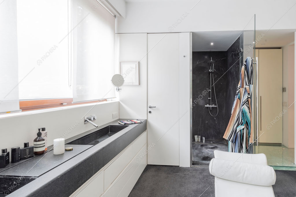 Bagno con box doccia dell'appartamento Carpentaria, location in stile contemporaneo a Roma