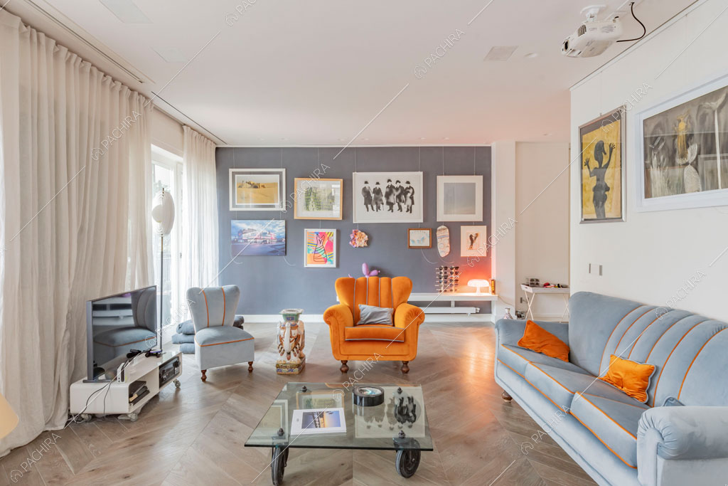 Zona living con pavimento in parquet a spina di pesce dell'appartamento Sonora, location in stile contemporaneo a Roma