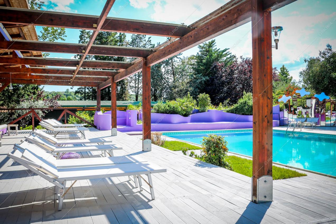 Giardino con piscina dell'hotel Aegirine, location in stile eclettico a Rieti