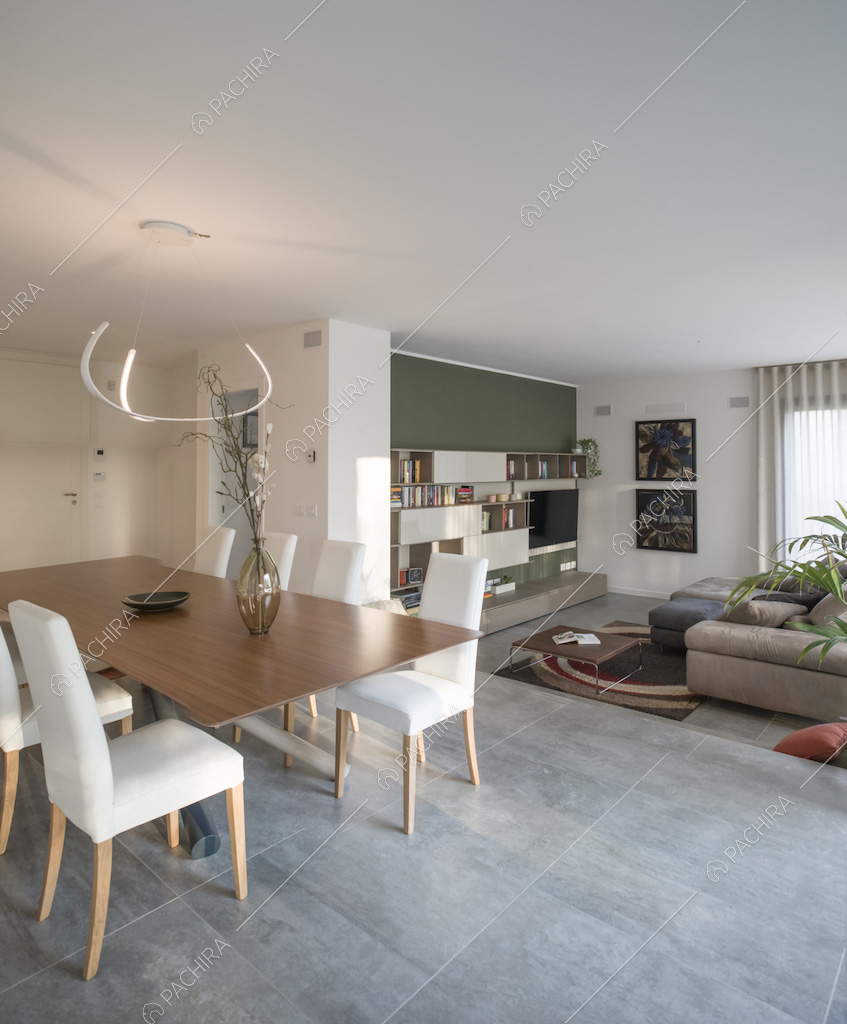 Sala da pranzo con tavolo in legno e vista sul salotto