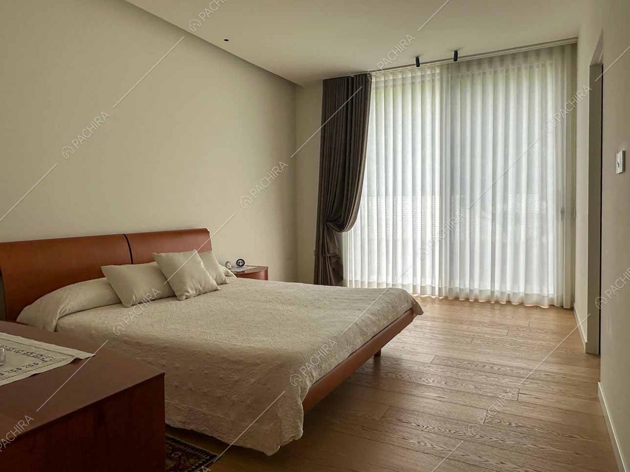 Camera da letto della villa Adda, location in stile contemporaneo a Verona