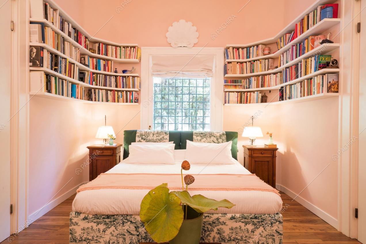 Un'altra camera da letto con libreria