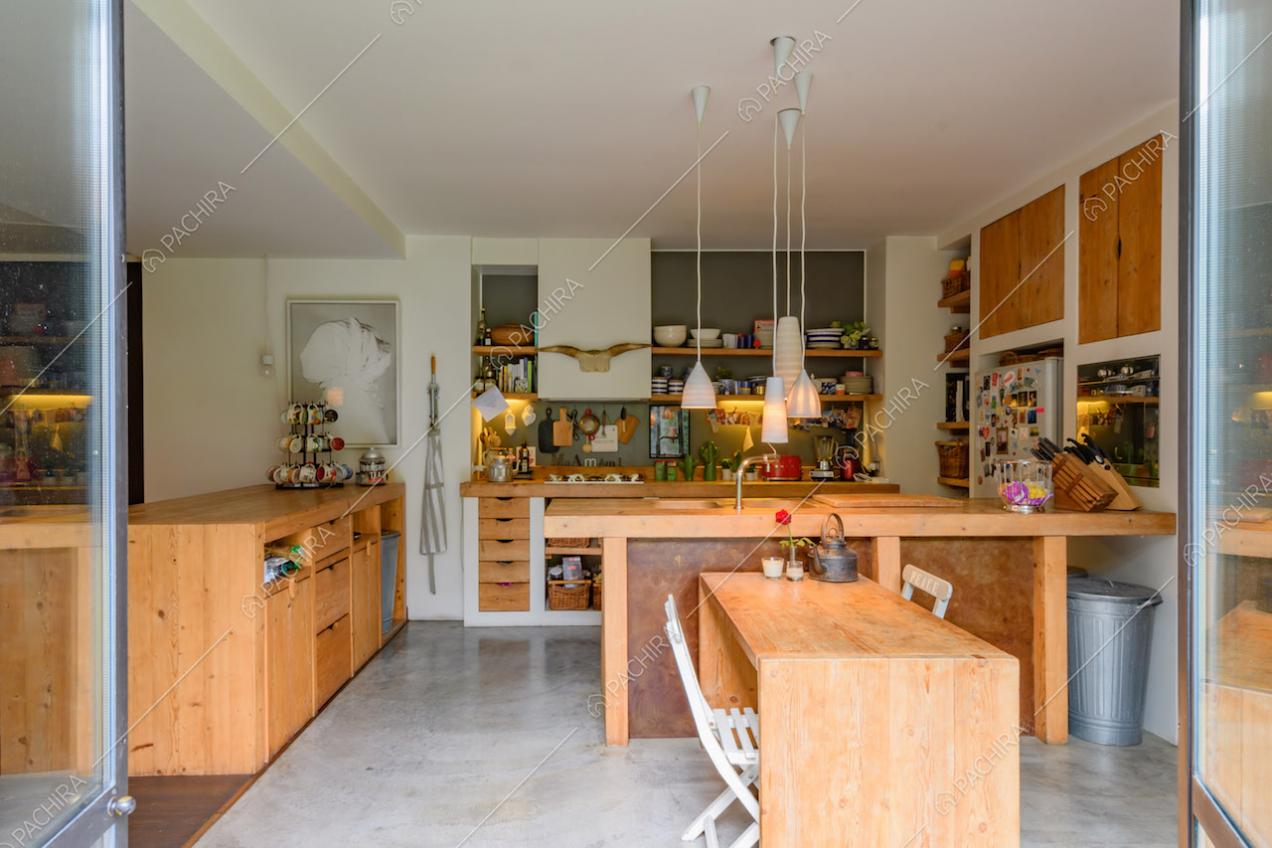 Dal giardino vista sulla cucina con penisola e fornelli a gas