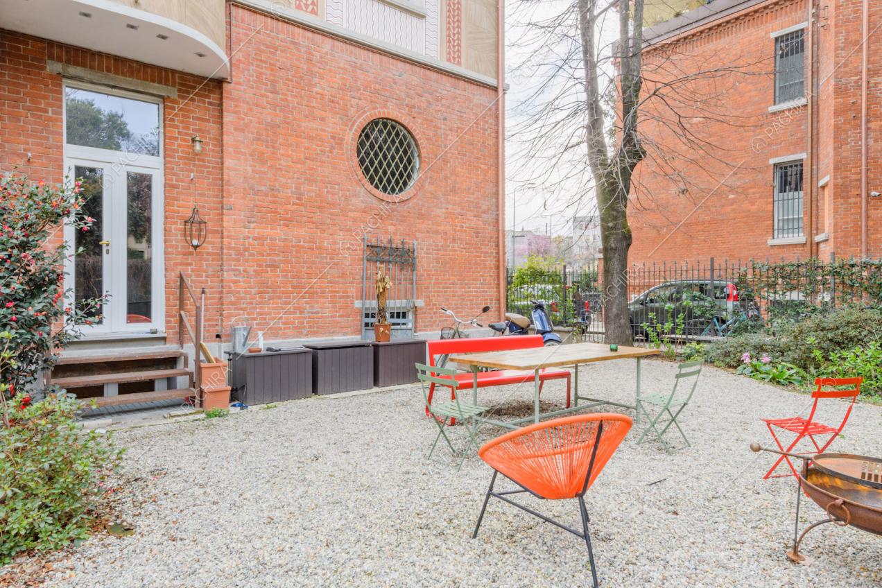 Cortile con tavolo e sedie da esterni e vista sulla location