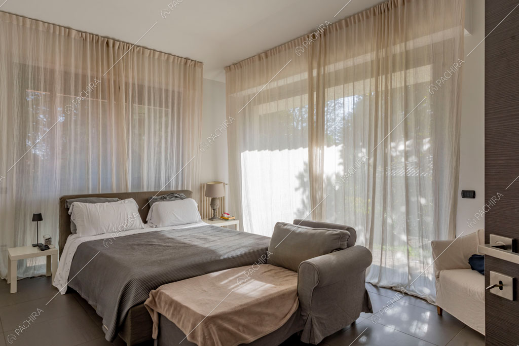 Camera da letto della villa Darling, location in stile contemporaneo a Monza