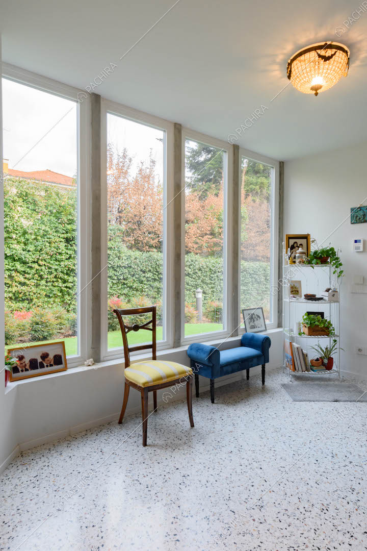Pavimento in marmo nella stanza con grandi vetrate che si affacciano sul giardino