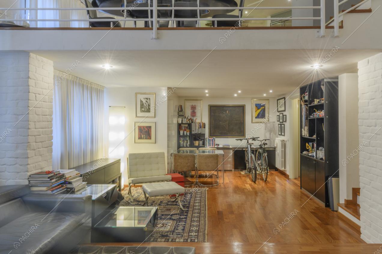 Soggiorno in stile contemporaneo con pavimenti in parquet e 