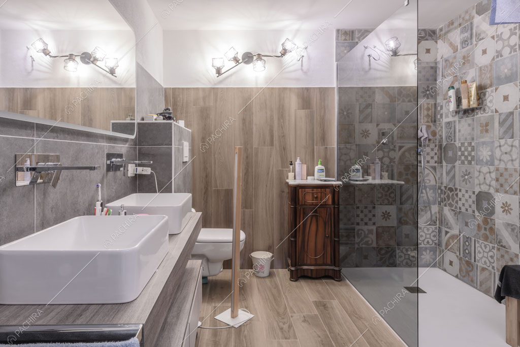 Bagno con pavimento in parquet del loft Ostro, location in stile contemporaneo a Milano