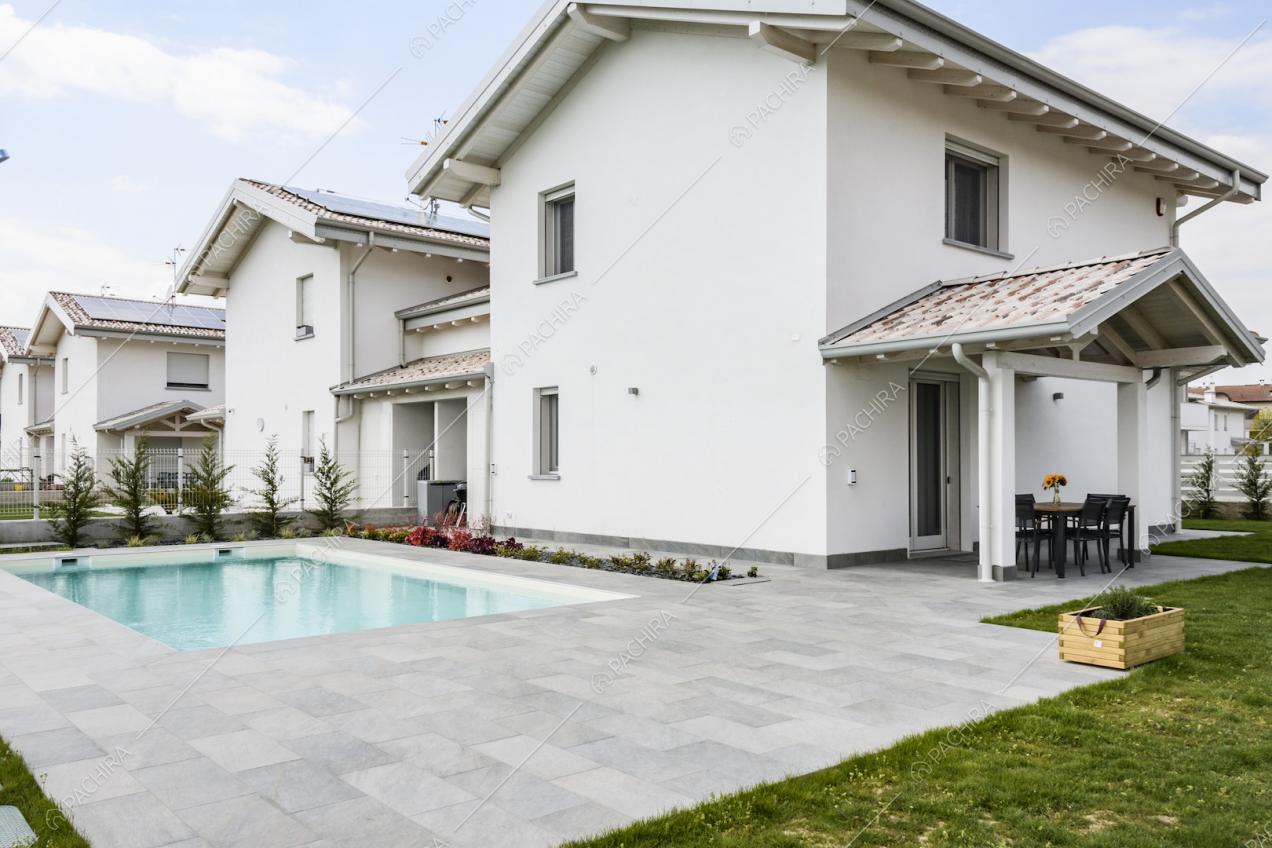 Villa con piscina in un quartiere stile americano