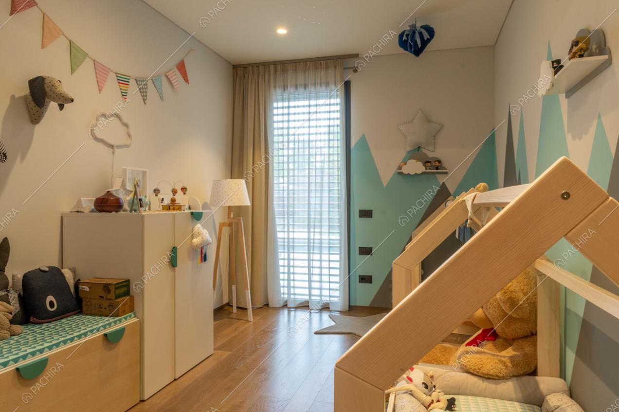 Camera da letto da bambini con pavimento in parquet e pareti azzurre e grigie
