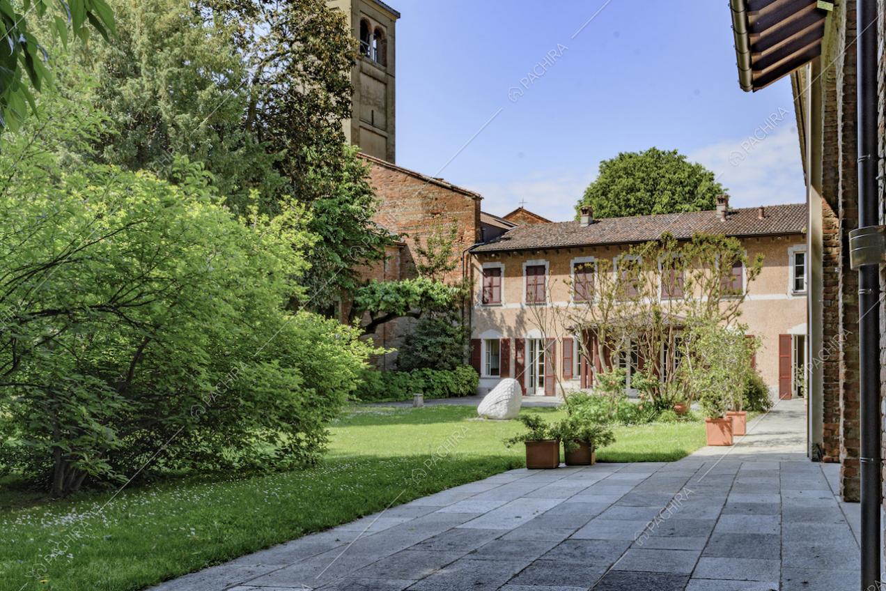 Dal vialetto della veranda vista sul prato curatissimo della location e sul campanile