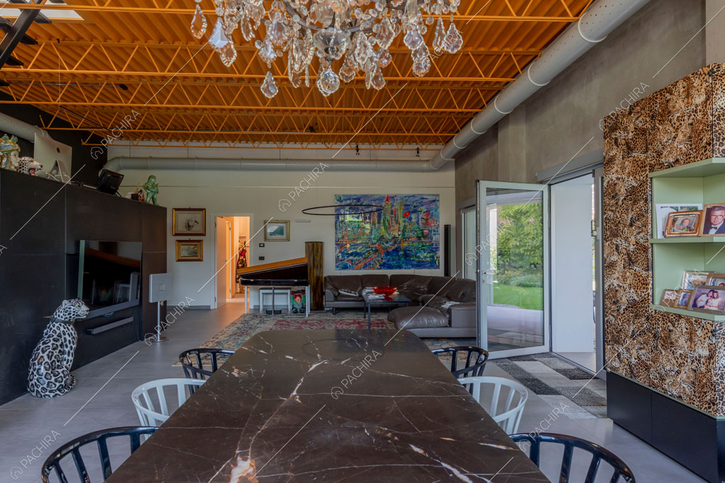 Zona living del loft Graviola, location in stile contemporaneo a Milano