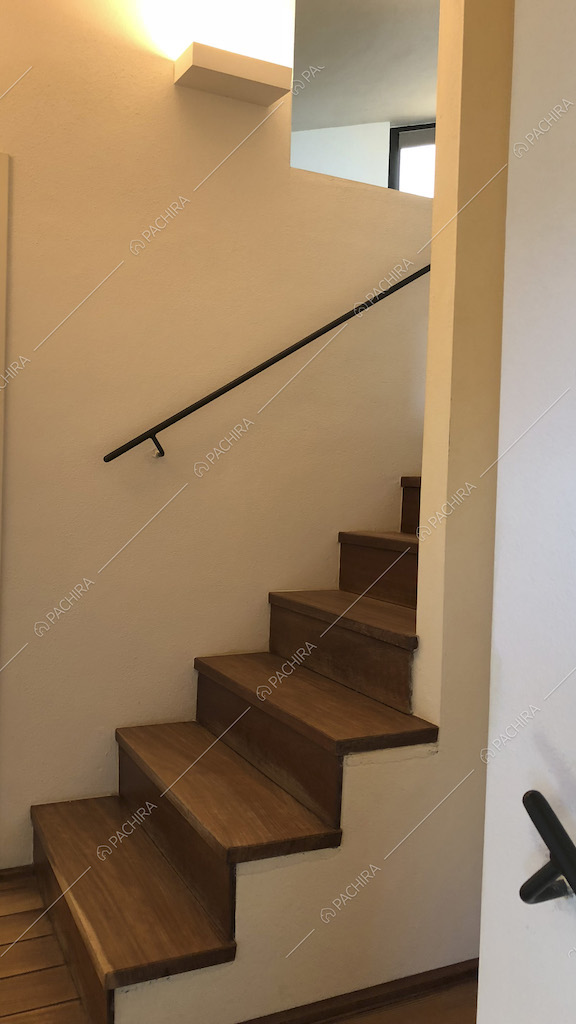 Scala rivestita in legno e corrimano sottile in ferro