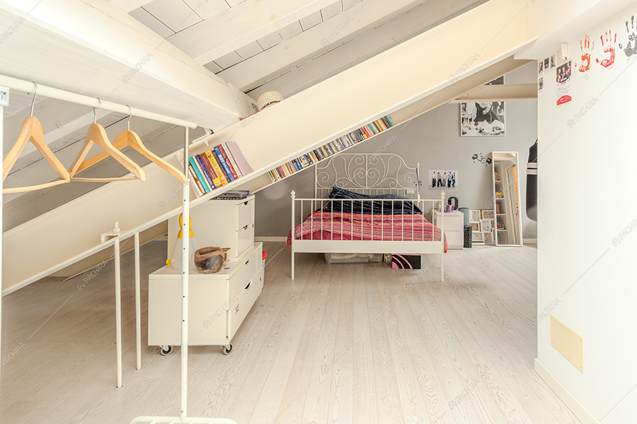 Camera da letto dell'appartamento Clorofilla, location in stile classico a Milano