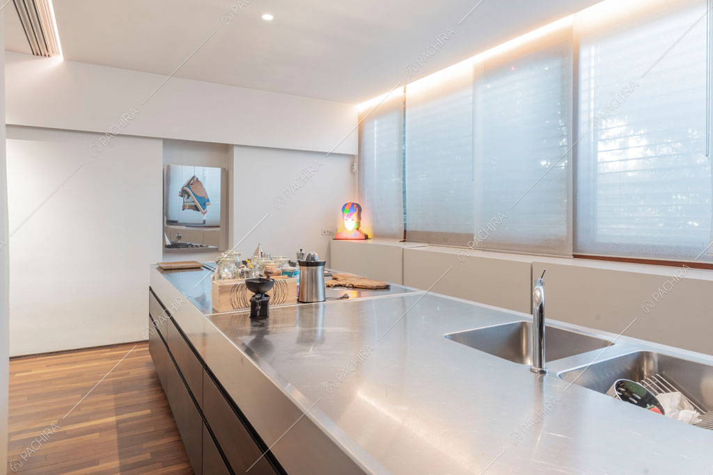 Pavimento in parquet nella cucina dell'appartamento Carpentaria, location in stile contemporaneo a Roma