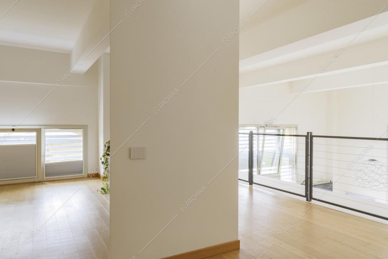 Soppalco dal soffitto bianco e con pavimento in parquet