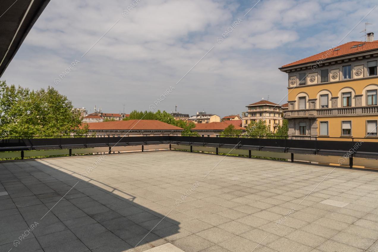 Vista sullo skyline di Milano dalla grande terrazza con pavimentazione in piastrelle