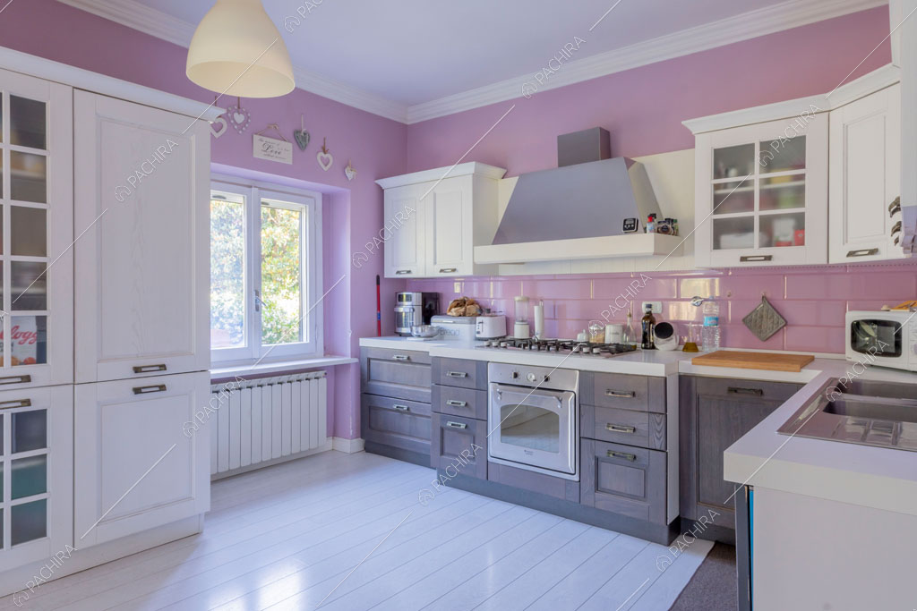 Cucina a parete della villa Lena, location in stile moderno a Roma