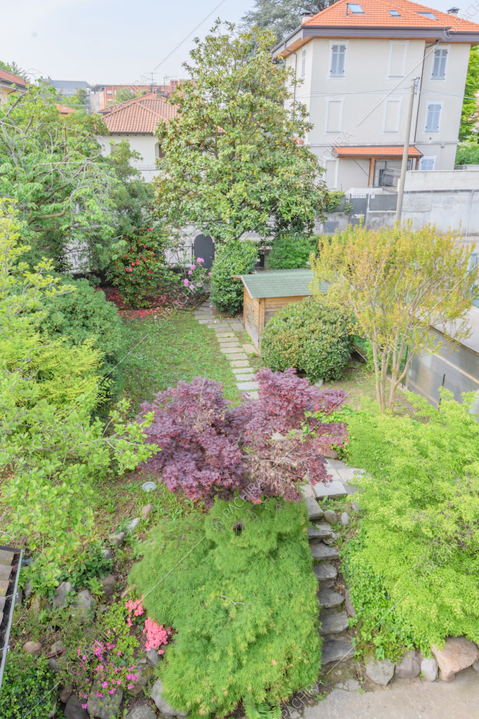 Dal balcone vista sul giardino con piante