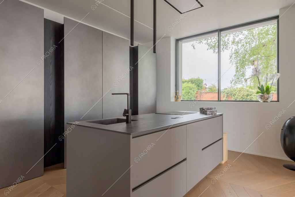 Cucina a isola della villa Ladoga, location in stile contemporaneo a Varese