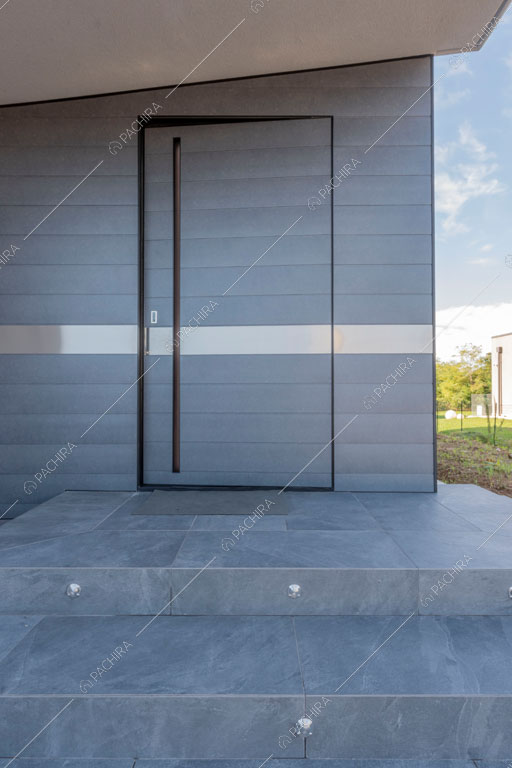 Ingresso della villa Warta, location in stile contemporaneo a Monza