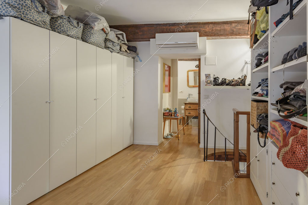 Cabina armadio dell'appartamento Roobois, location in stile insolito a Roma