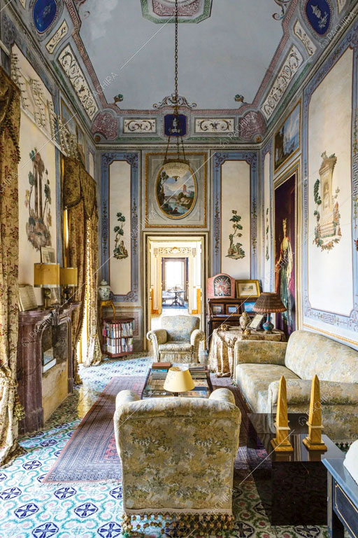 Salotto con divanetti nella villa Tanami, location in stile classico a Palermo