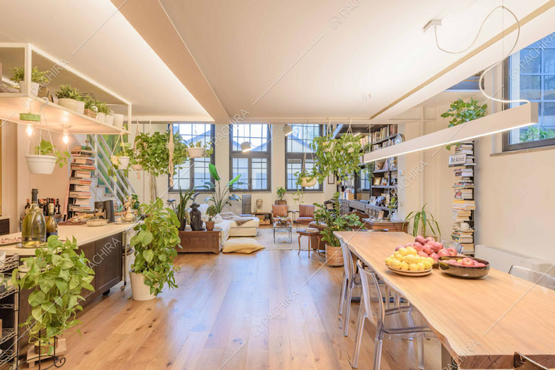 Pavimento in parquet nella zona living con tavolo da pranzo e cucina con isola