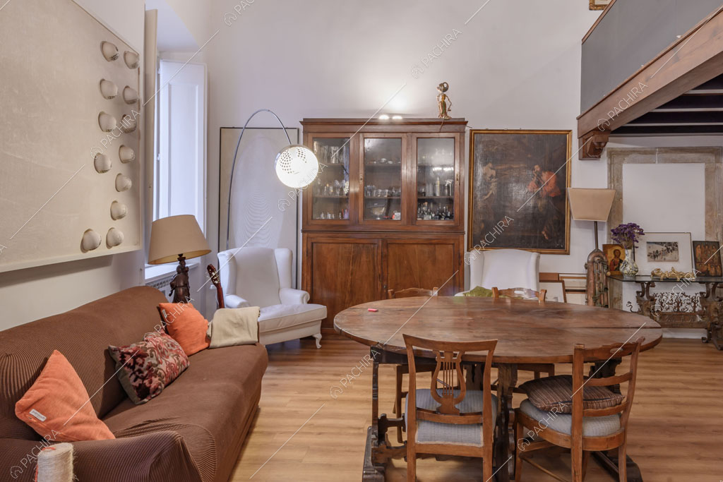 Zona living dell'appartamento Roobois, location in stile insolito a Roma