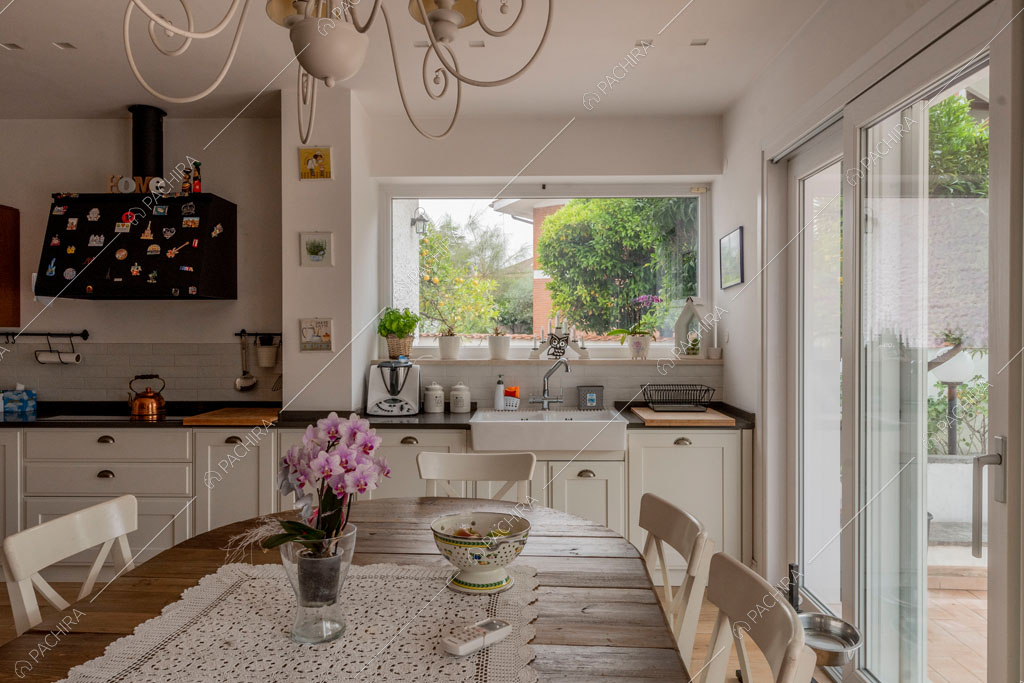 Vetrate nella sala della villa Pino Mugo, location in stile moderno a Roma