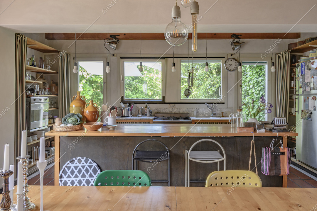 Cucina con isola centrale e arredi colorati