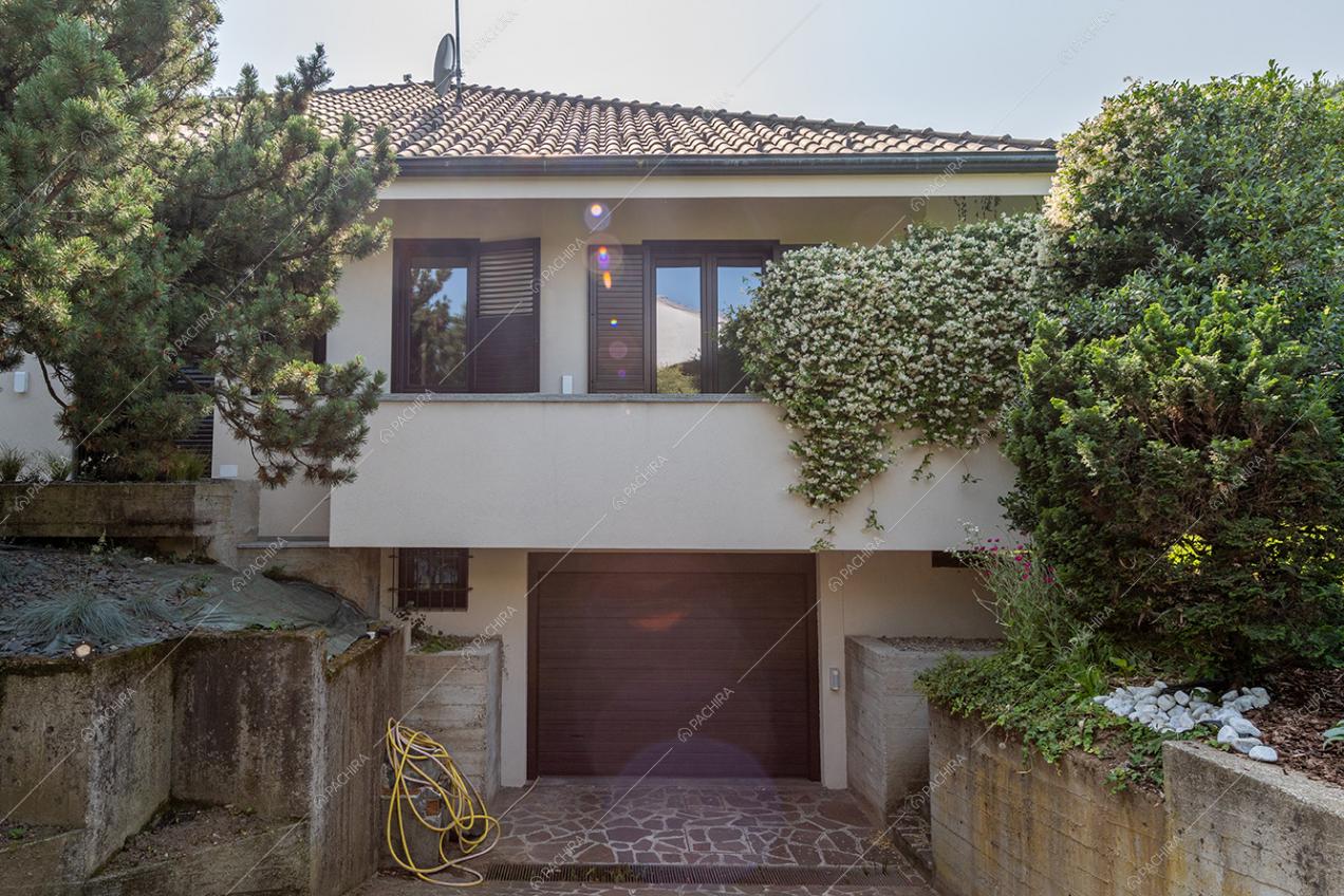 Garage della villa Guadiana, location in stile moderno a Como
