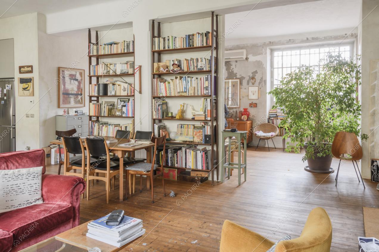 Libreria nella zona giorno con pavimento in parquet