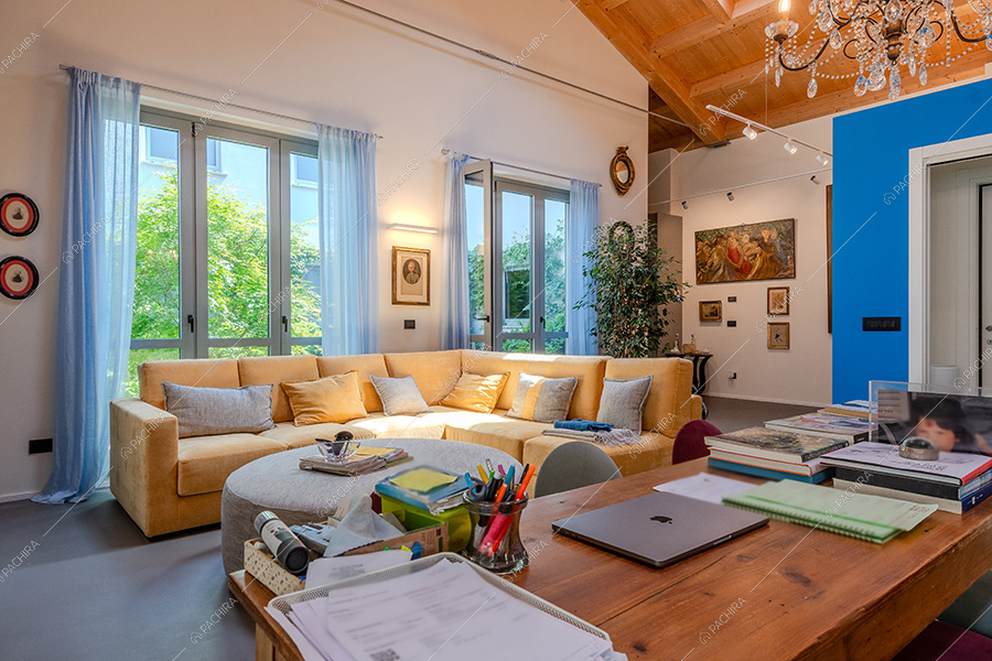 Sala del loft in stile eclettico Maqui, location per shooting a Milano