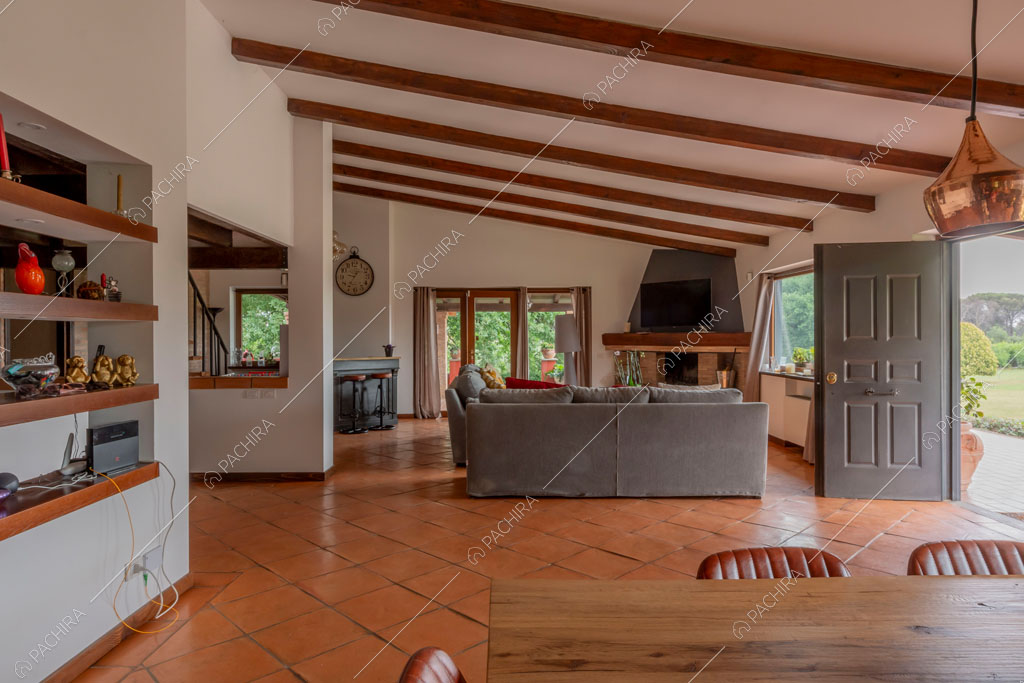 Zona living della villa Ematite, location in stile rustico a Roma