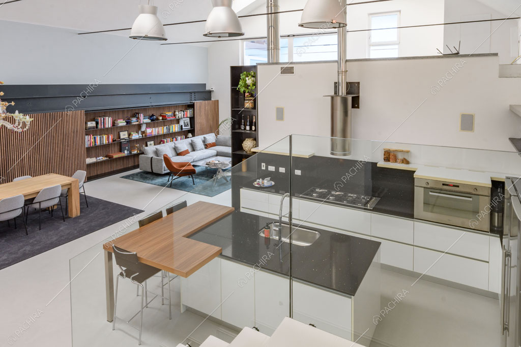 Cucina a isola del loft Genepi, location in stile contemporaneo a Milano