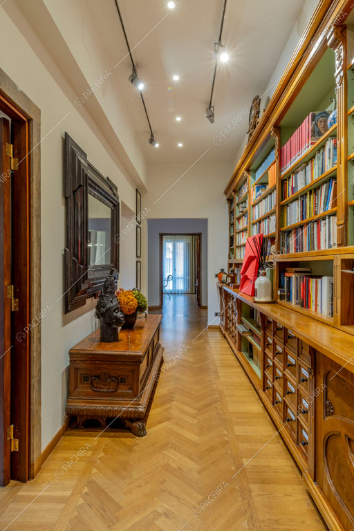 Corridoio dell'appartamento Yalu, location in stile contemporaneo a Roma