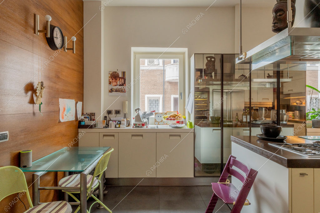 Cucina dell'appartamento Yalu, location in stile contemporaneo a Roma