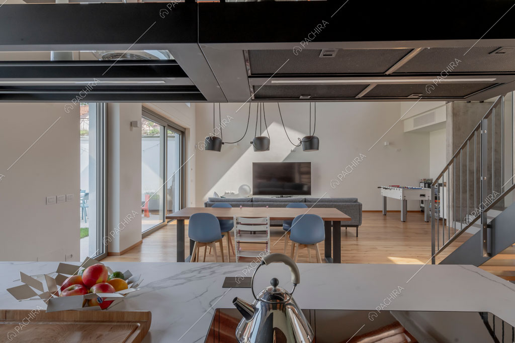 Cucina con fornelli a induzione della villa Eiger, location in stile moderno a Monza